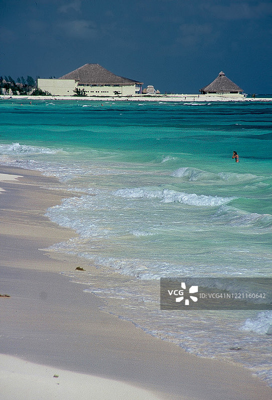 墨西哥加勒比海岸天堂海滩的翠绿色海水图片素材