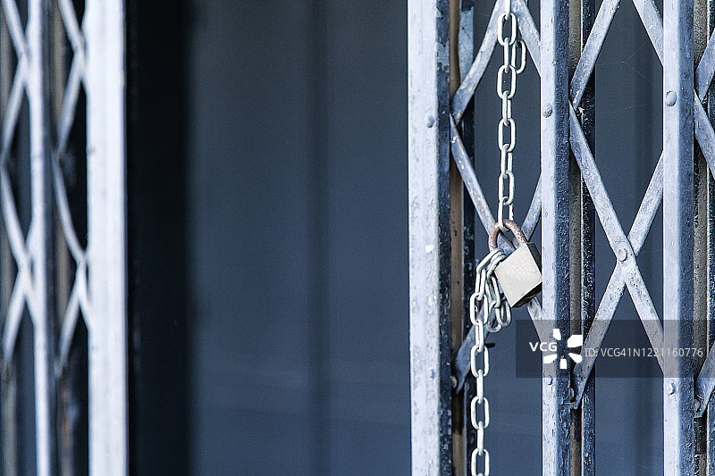 带链条和挂锁的旧生锈百叶窗图片素材
