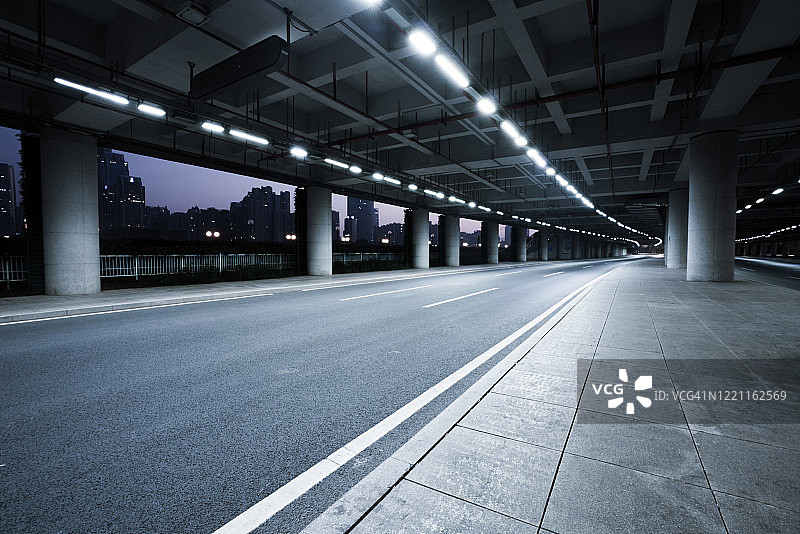 夜晚的隧道图片素材