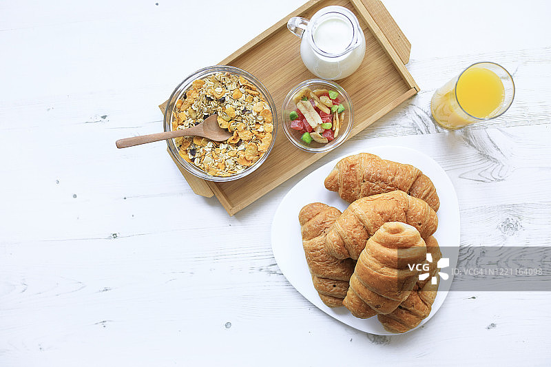 格兰诺拉麦片早餐配羊角面包和橙汁图片素材