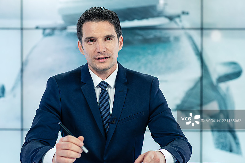 电视演播室的新闻播音员图片素材