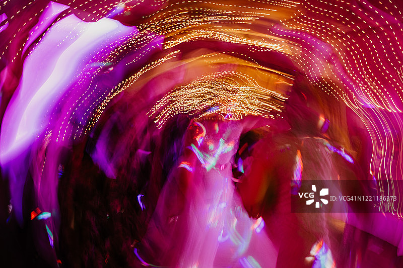 抽象背景 - 派对上跳舞的人们图片素材