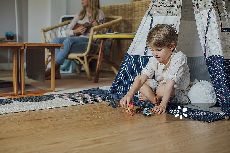 在家玩耍的男孩图片素材