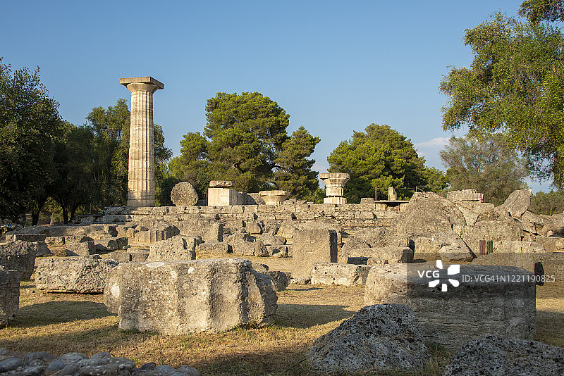 希腊奥林匹亚赫拉神庙遗址上的一排残破柱子图片素材