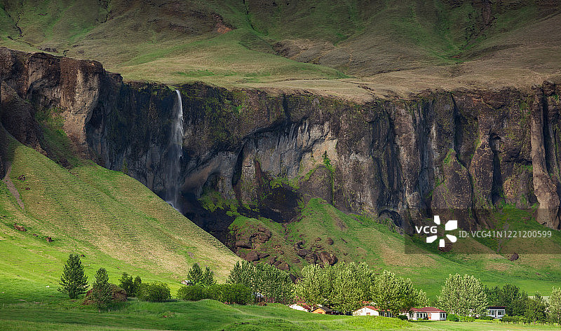 夏季的小屋和瀑布图片素材