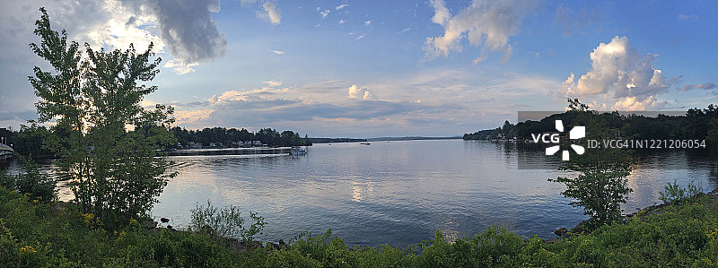 新罕布什尔州贝尔蒙特的温尼斯夸姆湖与浮筒船图片素材
