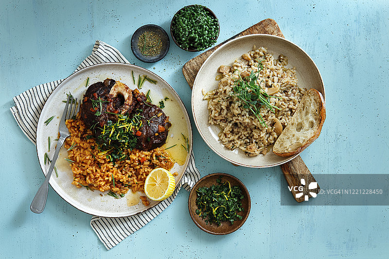 意大利美食：传统烩牛膝配藏红花烩饭和野生菌菇烩饭图片素材