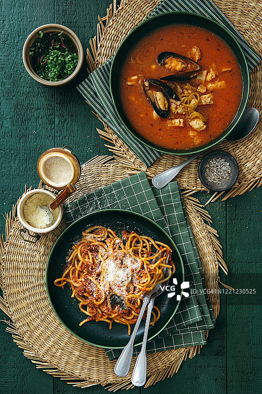 意大利海鲜汤和肉酱意大利面在深绿色背景上图片素材