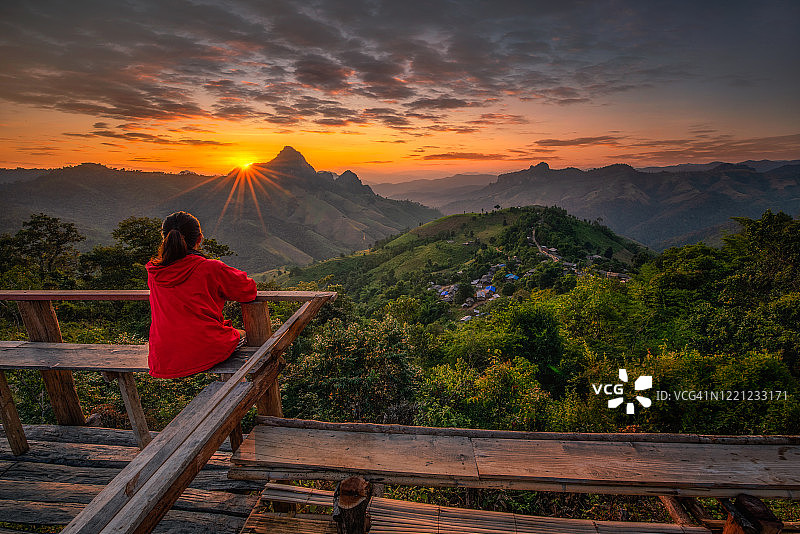 亚洲女人在泰国夜功府的早晨薄雾观景点拍照，这是泰国最美的雾景之一图片素材