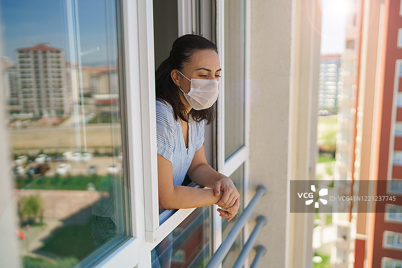 悲伤的女人看着窗外图片素材