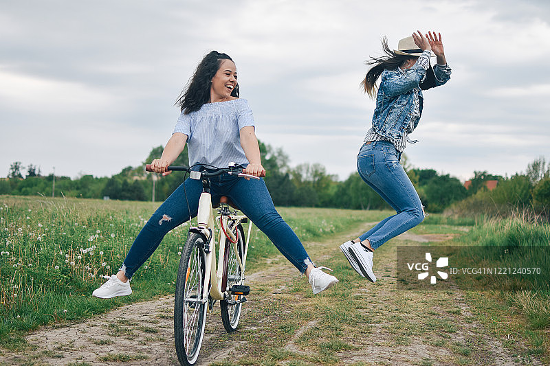 两个女孩享受骑自行车的美好一天图片素材