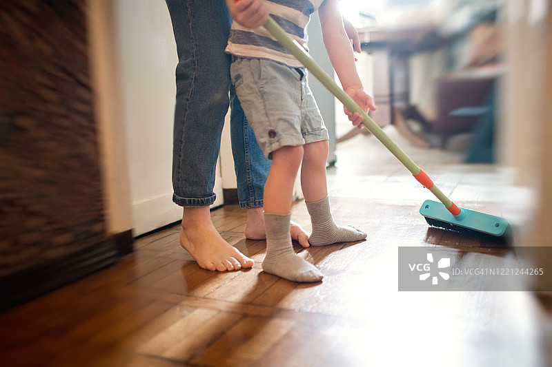 家庭在家刷地板图片素材