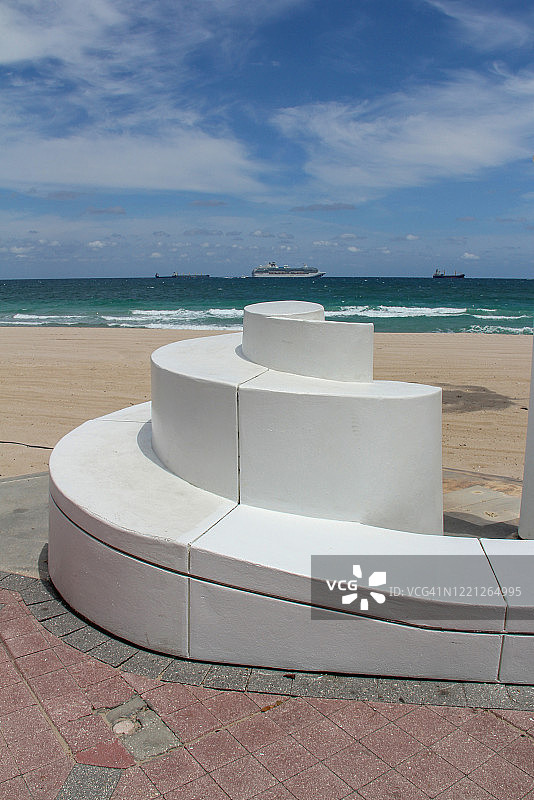 劳德代尔堡海滩上的螺旋墙体结构图片素材