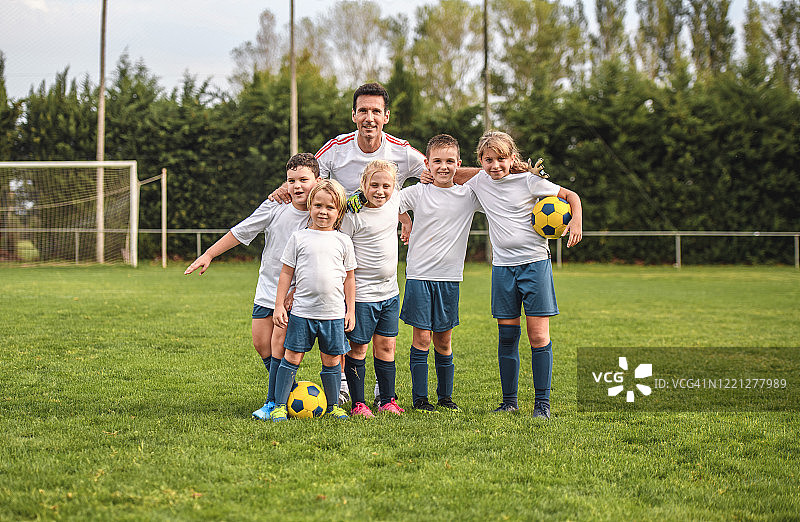年轻足球运动员和教练的肖像图片素材
