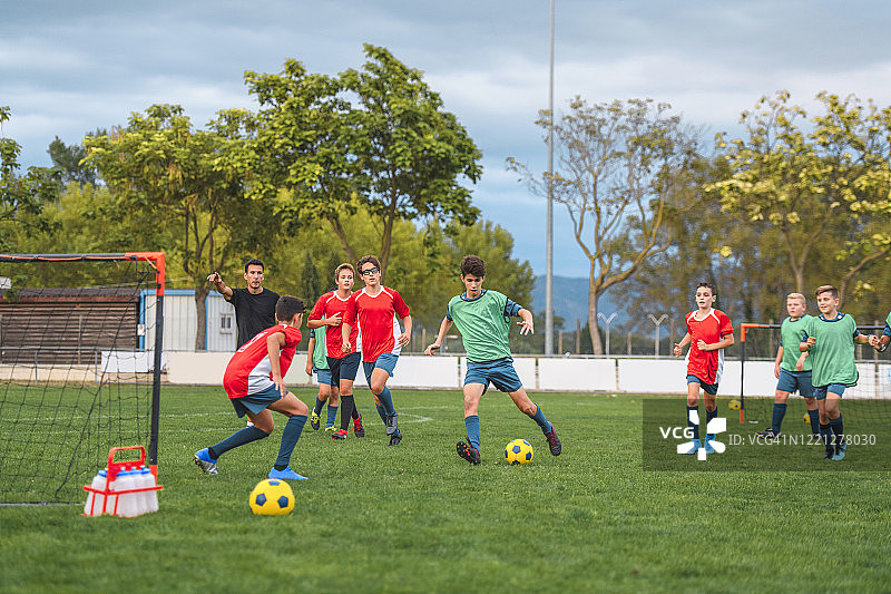 男孩们在练习赛中比赛图片素材