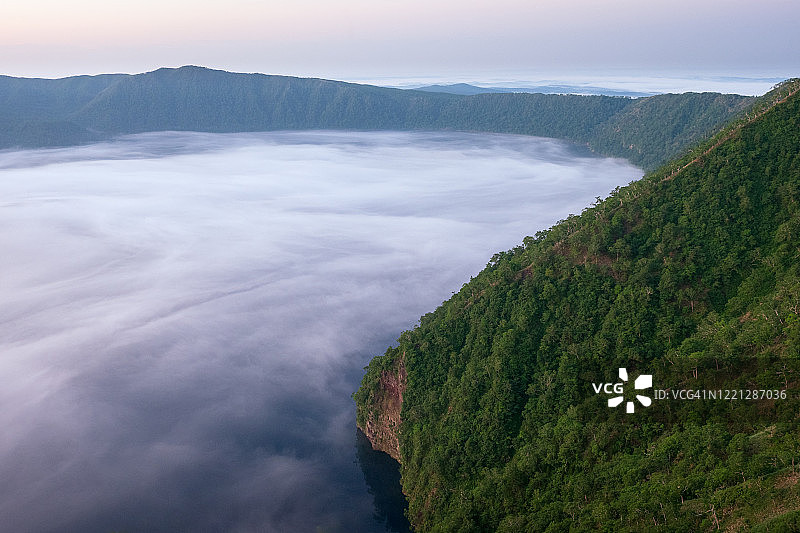 火山口湖上的云彩图片素材