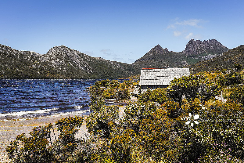 多芬湖畔大风天的船棚图片素材