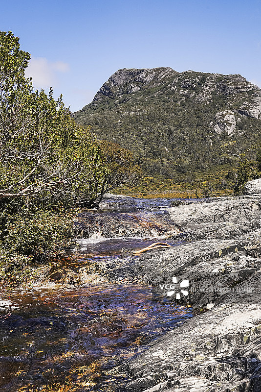 圣克莱尔湖国家公园的湖水流入小溪图片素材