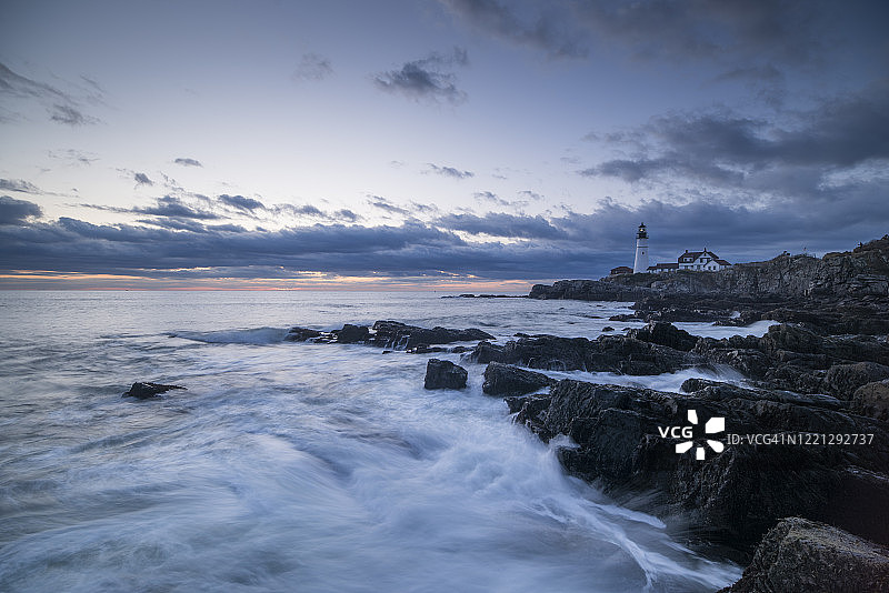 缅因州波特兰岬灯塔的岩石海岸线图片素材
