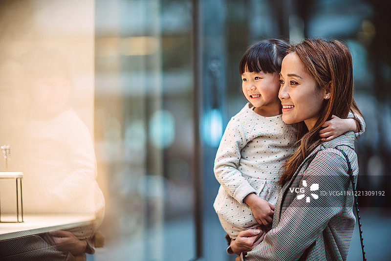 女儿和年轻妈妈逛街购物图片素材