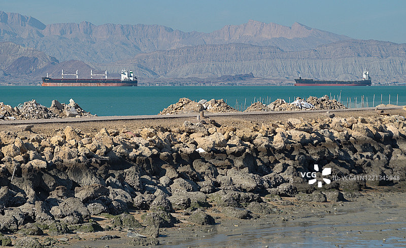 伊朗波斯湾沙希德·拉贾伊港的大型货轮和油轮图片素材