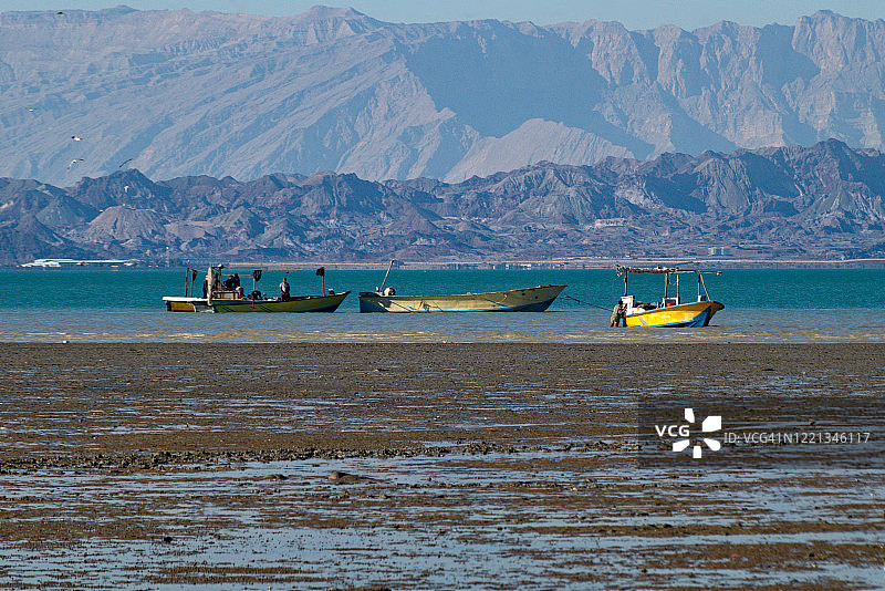伊朗波斯湾，格什姆岛和阿巴斯港之间准备航行的渔船图片素材