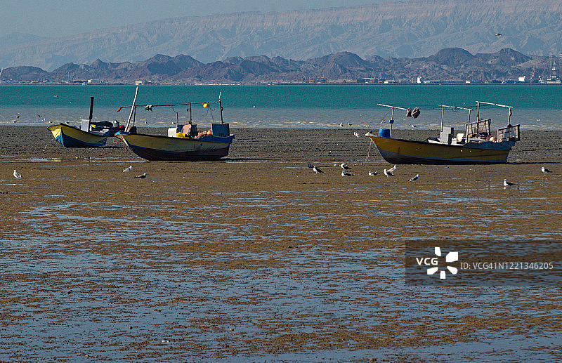 伊朗波斯湾，格什姆岛和阿巴斯港之间准备航行的渔船图片素材