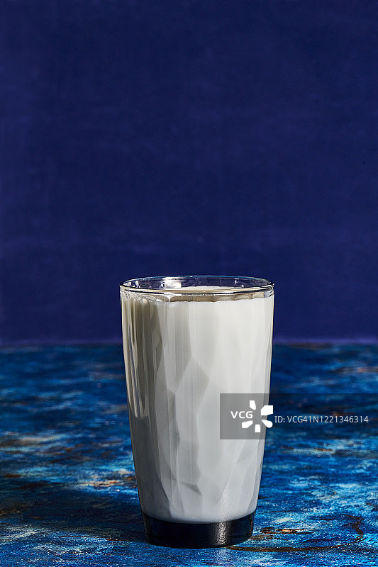 蓝色背景上的牛奶杯图片素材