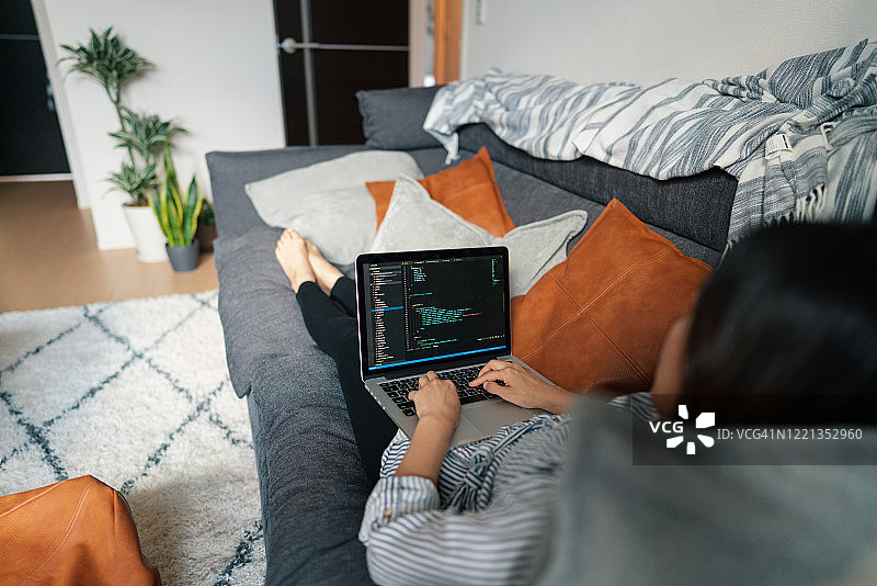 女子在沙发上放松编程图片素材