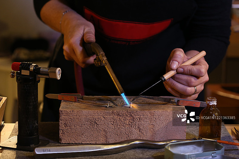 女匠人在工作室制作珠宝图片素材