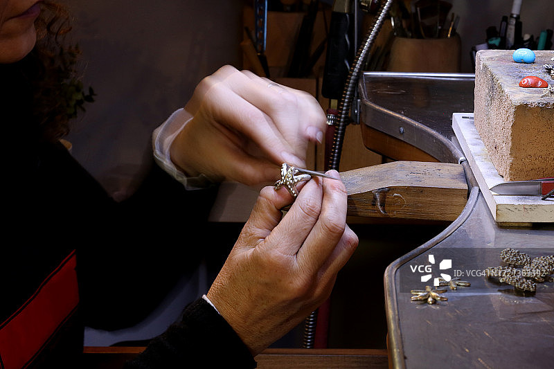 女匠人在工作室制作珠宝图片素材