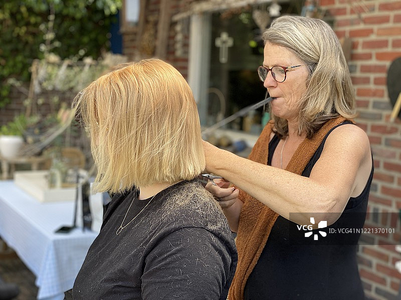 疫情下的理发师图片素材