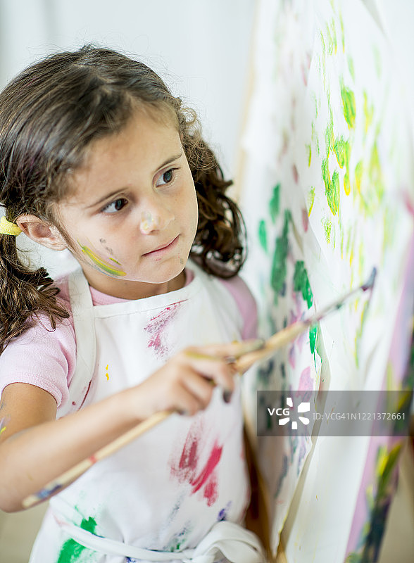 在家学习的可爱小女孩图片素材