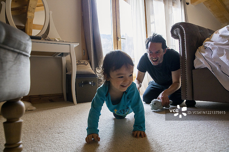 玩耍时的恶作剧图片素材