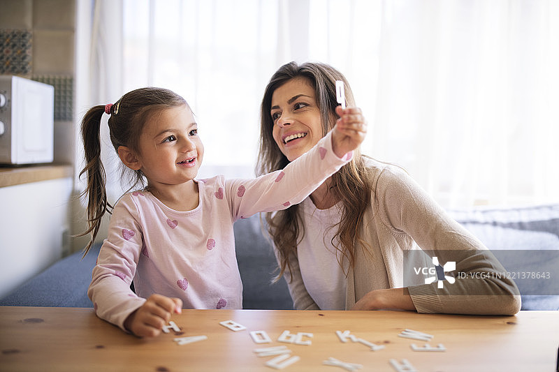 母亲和女儿在家中共度时光图片素材