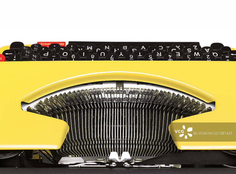 黄色打字机特写图片素材