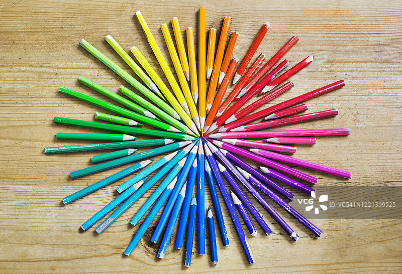 按光谱颜色排列的旧的、用过的彩色铅笔图片素材