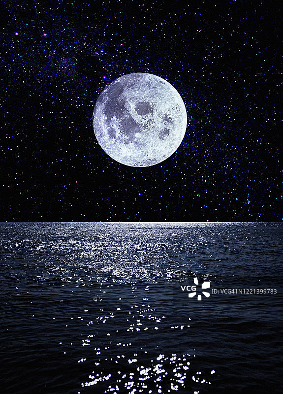 夜晚，满月在海面上反射光芒图片素材