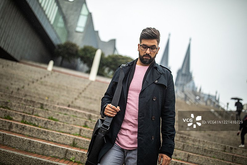 秋日科隆的着装讲究的男人图片素材