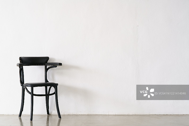 白色背景上的黑色木质皮革椅子图片素材