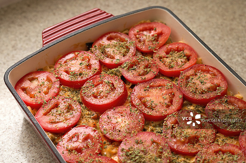 烤意大利面配番茄片和牛至图片素材