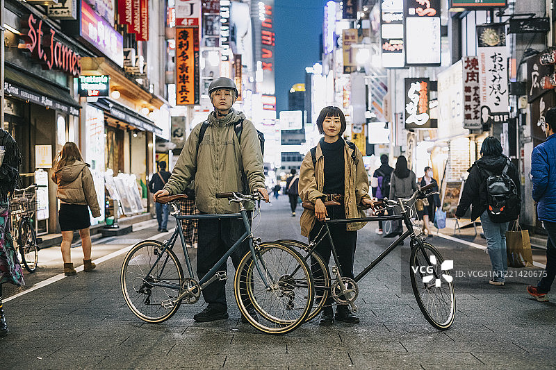 两名自行车信使图片素材