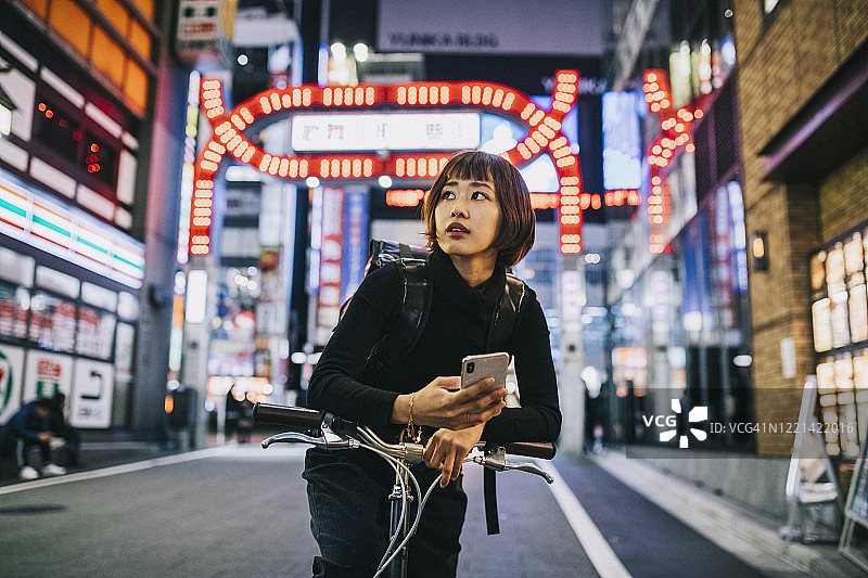 当自行车快递员的女人图片素材