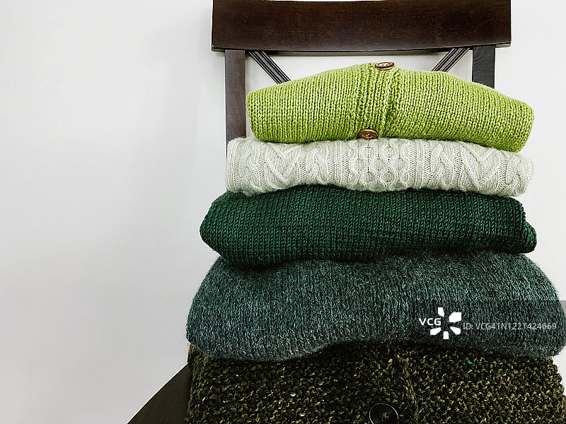 椅子上的折叠毛衣图片素材