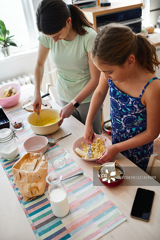 姐妹在厨房做香蕉面包图片素材
