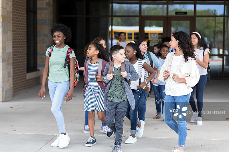 离开教学楼时交谈的学生图片素材