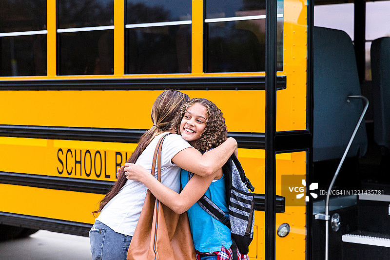 妈妈在公交车站迎接女儿图片素材