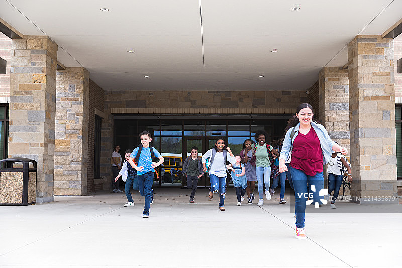 学年末学生们跑出学校图片素材