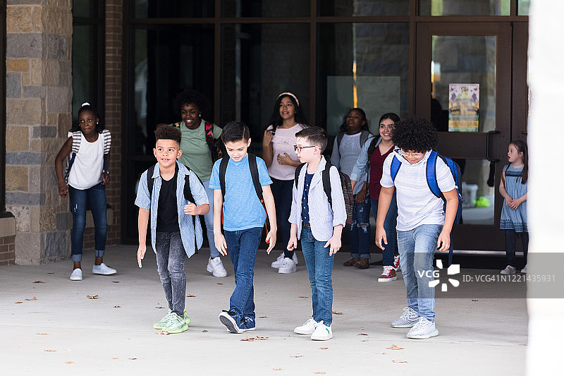 一起放学的男学生们图片素材