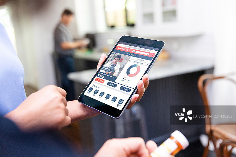 病人通过视频通话与医生交谈图片素材